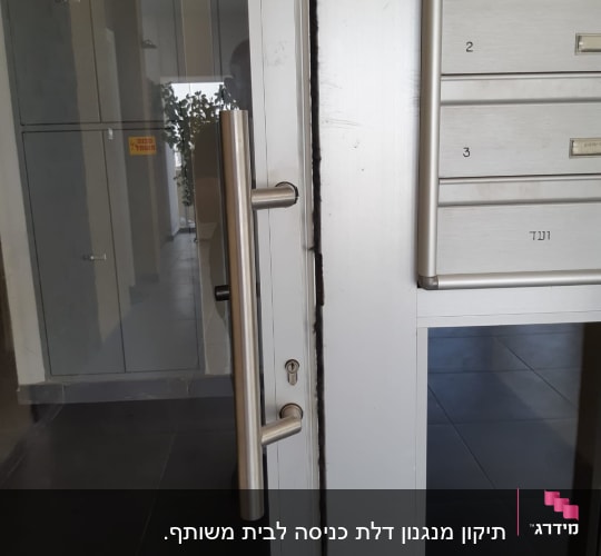 ידית ודלת עם מנעול